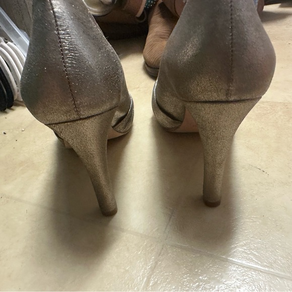 Antonio Melani size 9 gold heels 3 1/2” dry good condition - Picture 3 of 8